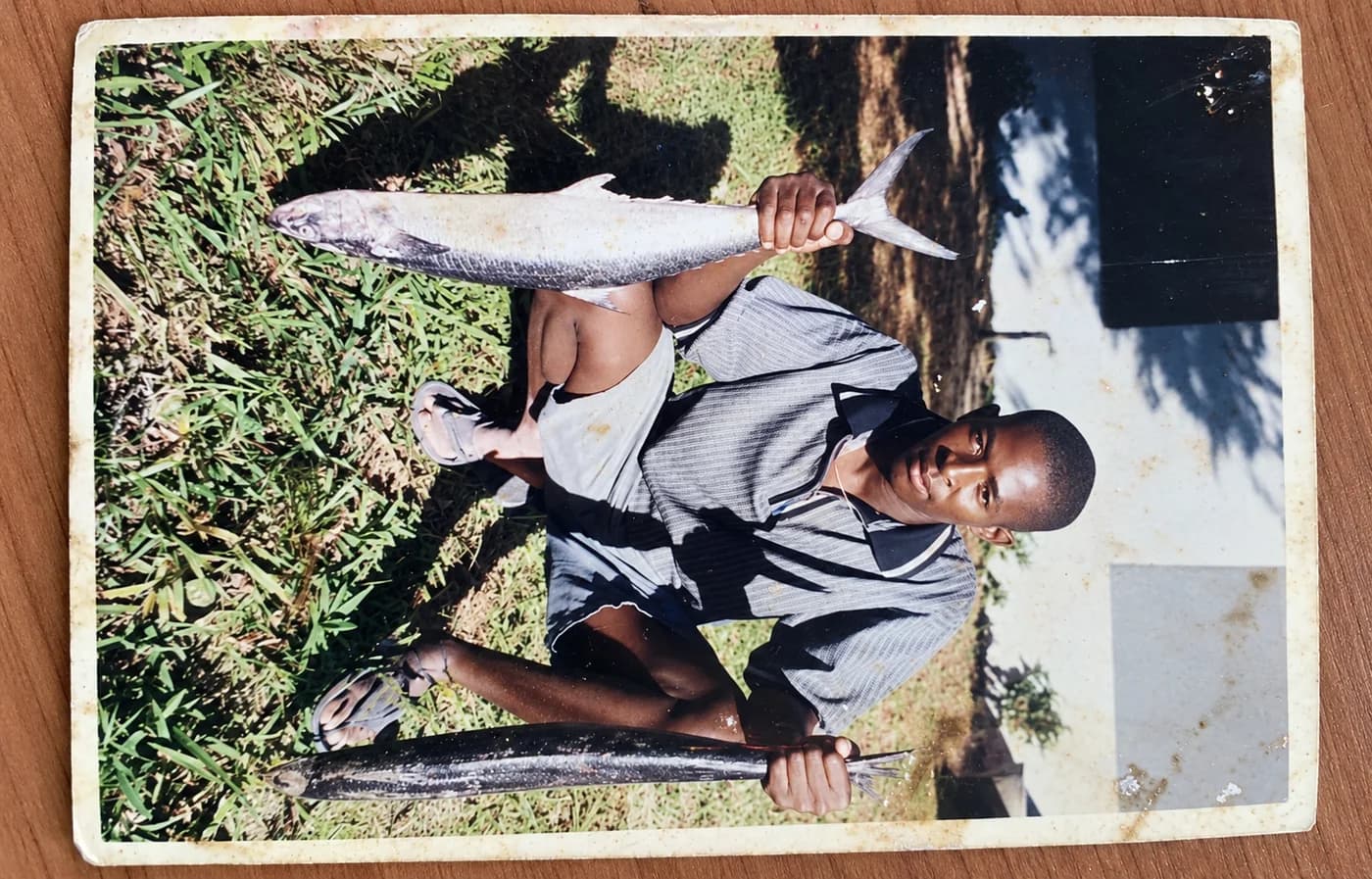 Fotografia de arquivo de um jovem com dois peixes
