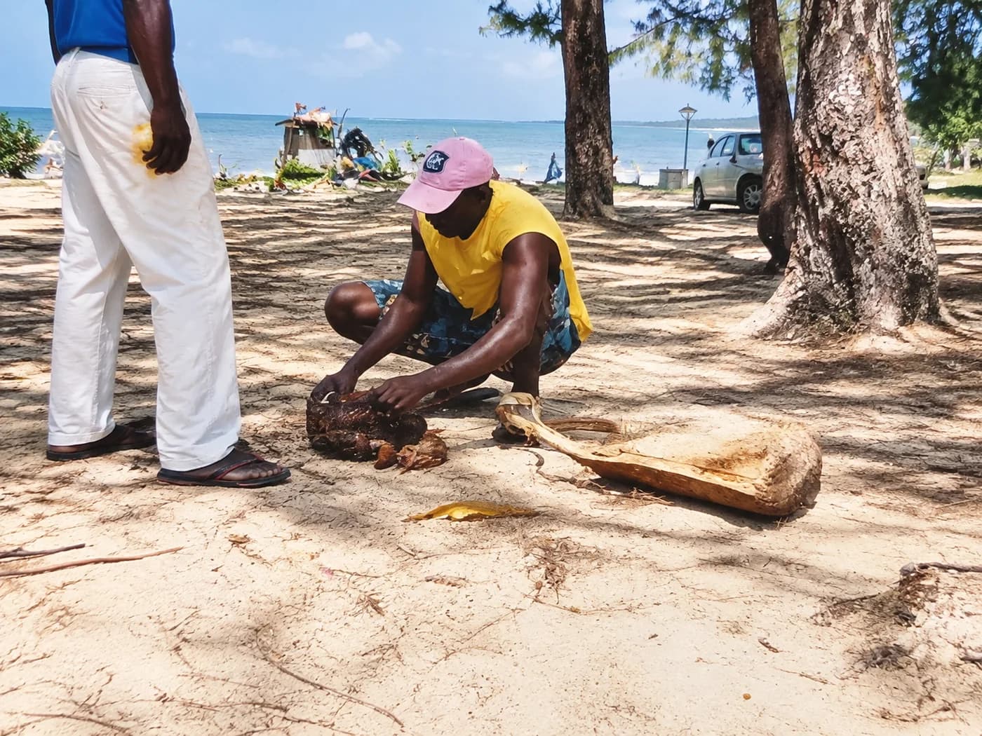 Pessoa a trabalhar junto à praia em ambiente costeiro